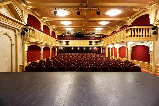 Theatre 100 Noms