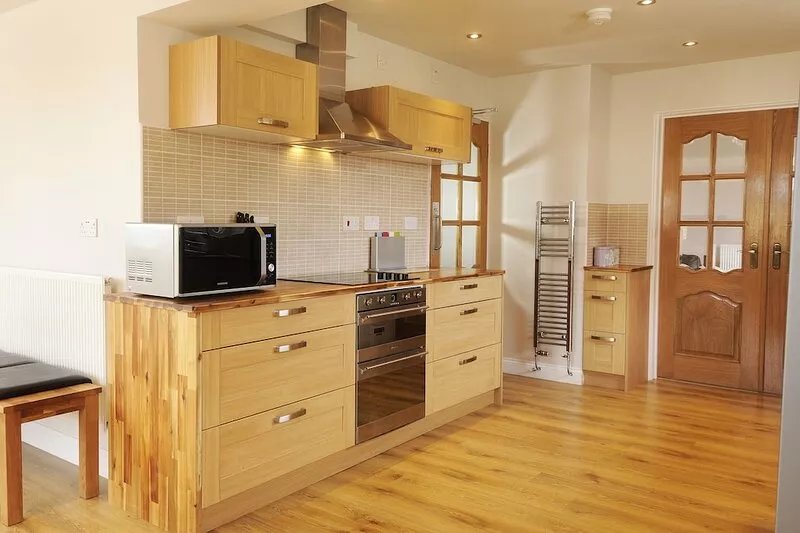 Open Plan modern Cottage by Whitby Rugby Field with large drive & EV fast charge