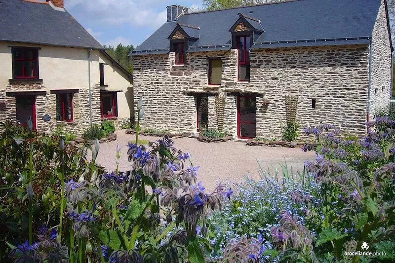 Furnished gîte for 5 people with swimming pool in Brittany at the gateway to