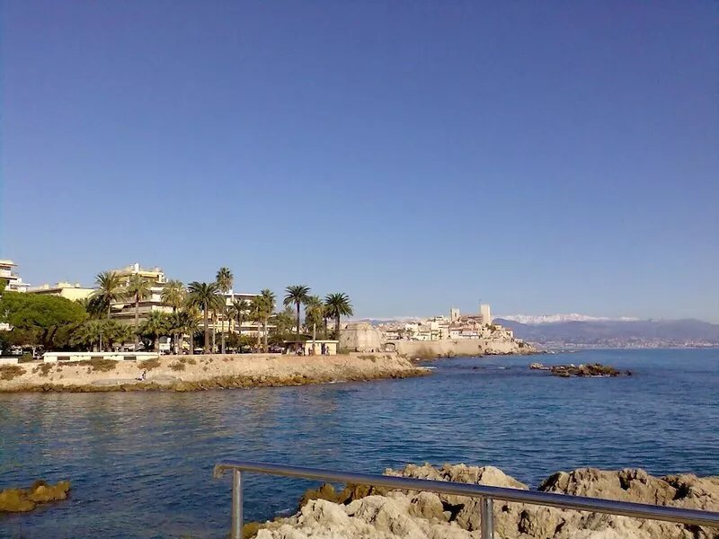 APARTMENT IDEALLY SITUATED 50 METRES FROM THE BEACH AND 200 TO THE OLD TOWN