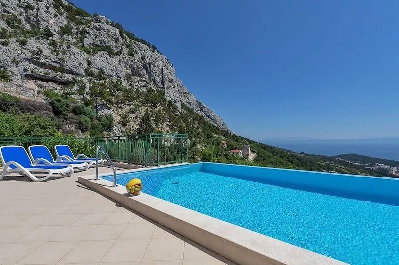 Villa Makar with  infinity heated pool,gym,grill, 3 bedrooms,3 bathrooms