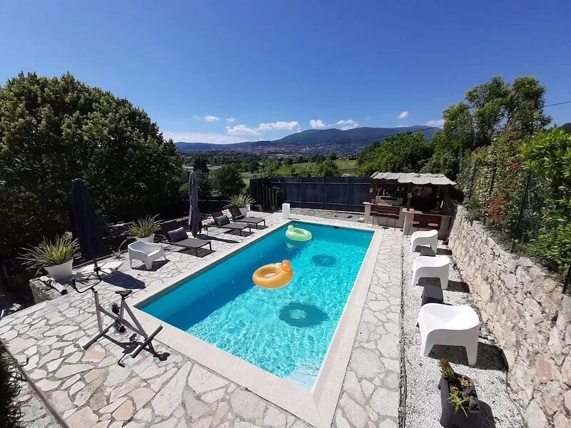 Villa: swimming pool, bar, pétanque, panoramic view, 20 minutes from the sea