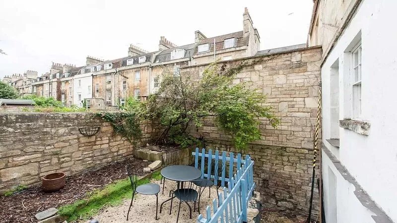 Beautiful 2 Bed city centre apartment in Georgian Mews House with garden.