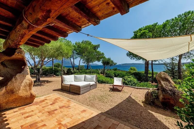 Villa Gaviel, private descent to lonely beach, scenic P. Istana, wifi