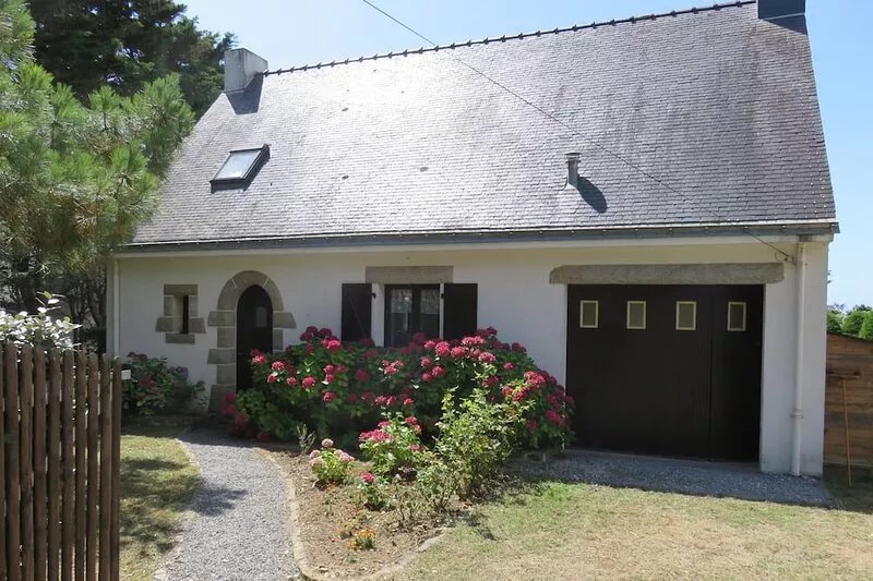 House facing the ocean 100 m² close to shops beach paths fishing slopes