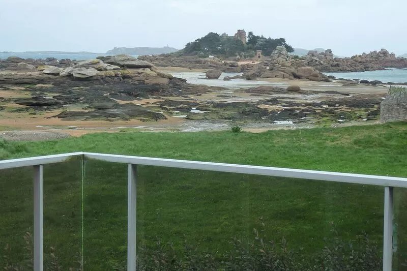 An exceptional view of the sea, white sand beach at 28 m, swimming pool, park,