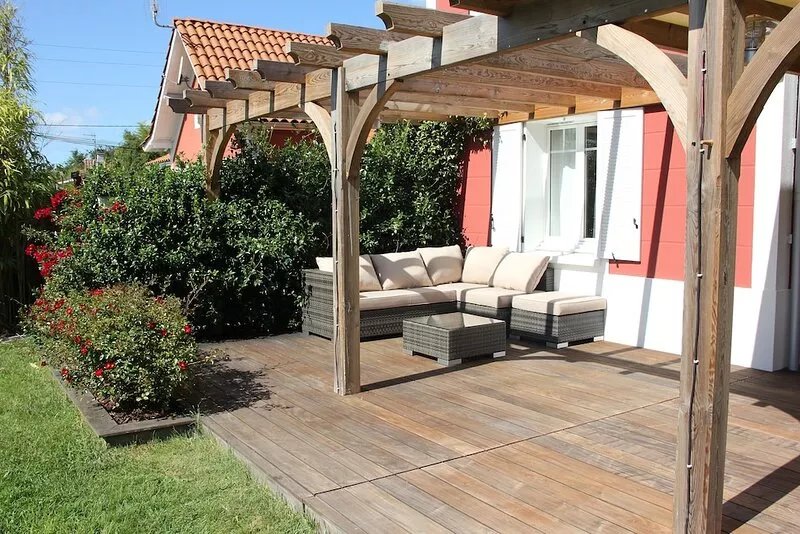 House with terrace, outdoor kitchen and lovely garden to enjoy the sun