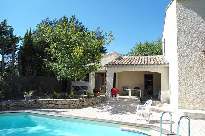pretty detached house, Ventoux view, private swimming pool, garage.