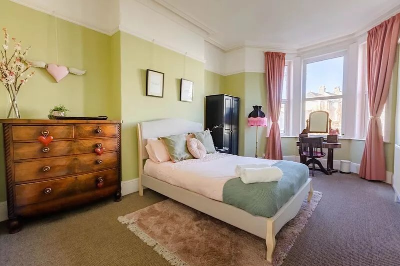 5-Bed House with distant sea views in Plymouth