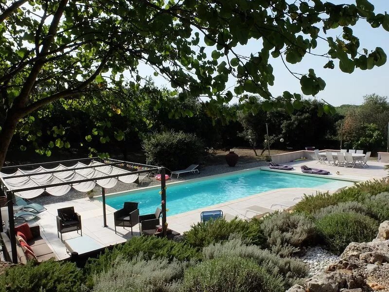 Private wing in Provencal villa with heated pool in large wooded park