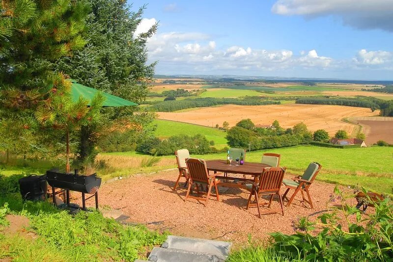 Modern Cottage, superb views, near St Andrews