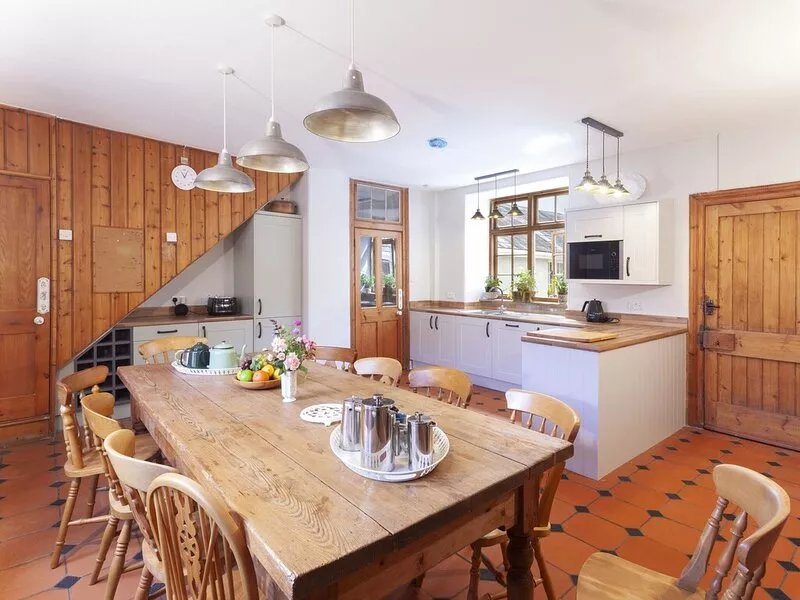CRABLAKE FARMHOUSE, pet friendly, with open fire in Exminster