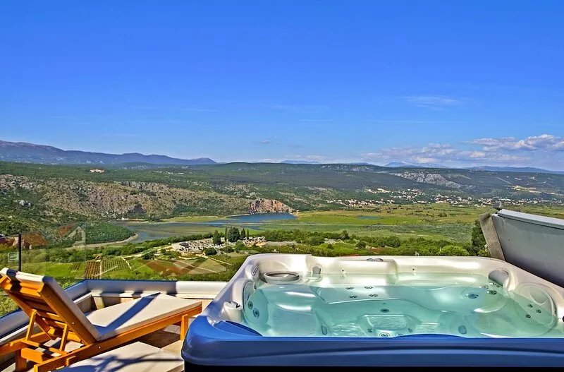 Villa Seven Lakes - heated pool, cinema, tennis, hot tub,