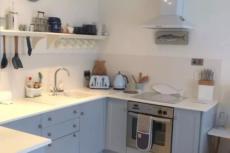 Coastal 1 bedroom cottage with sea views- The Shore