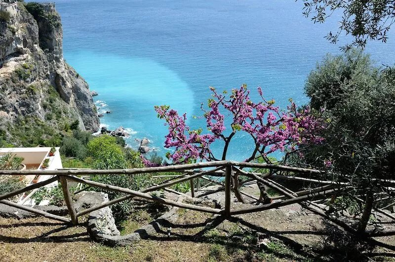 Family house with terrace, sea view and only 2km from the center of Amalfi