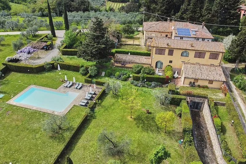 Glicini 2, holiday home with pool in Tuscany 30' from Florence