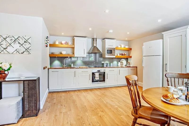 Larchmont Lodge - newly renovated with parking