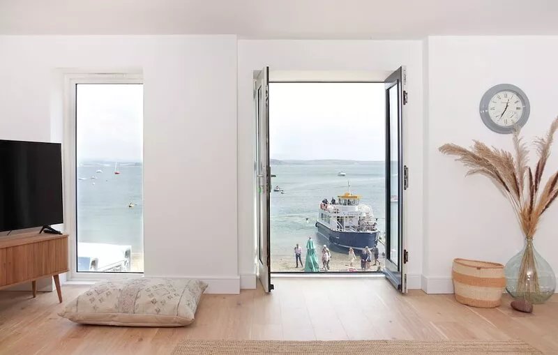 Luxury beachfront maisonette with parking sleeps 6
