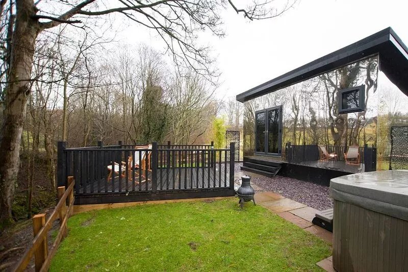 Reflections sleeps 2 with hot tub close to Scottish Borders and Hadrian's Wall