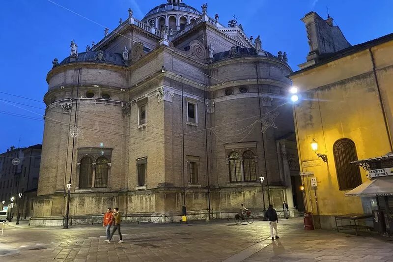 Large and bright penthouse in the heart of the city of Parma near the station