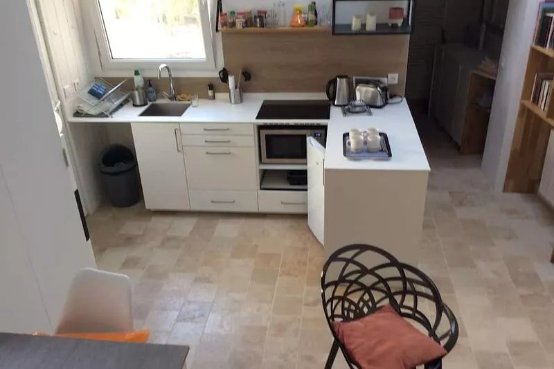 Charming cottage with terrace and garden view, 500 m from the beach.