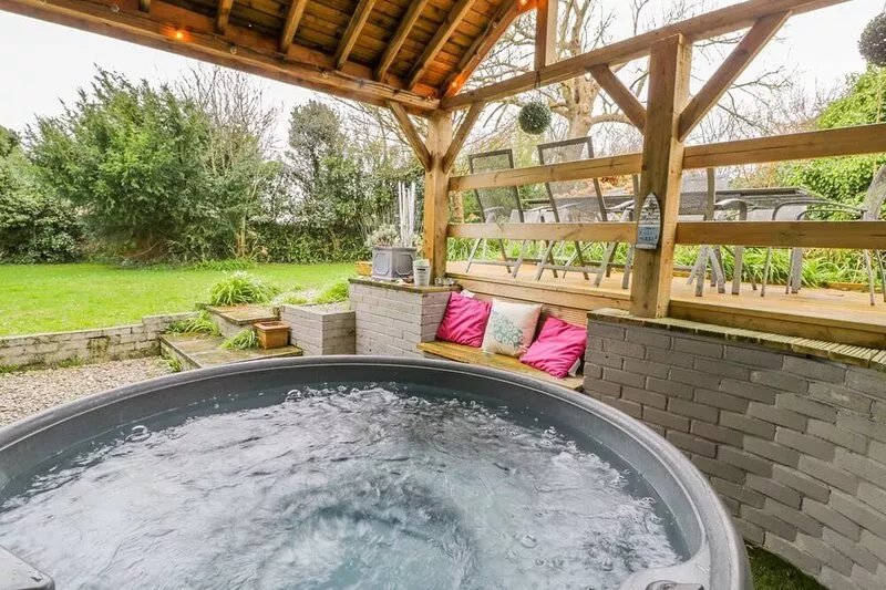 THE ORCHARD, pet friendly, with hot tub in Abersoch