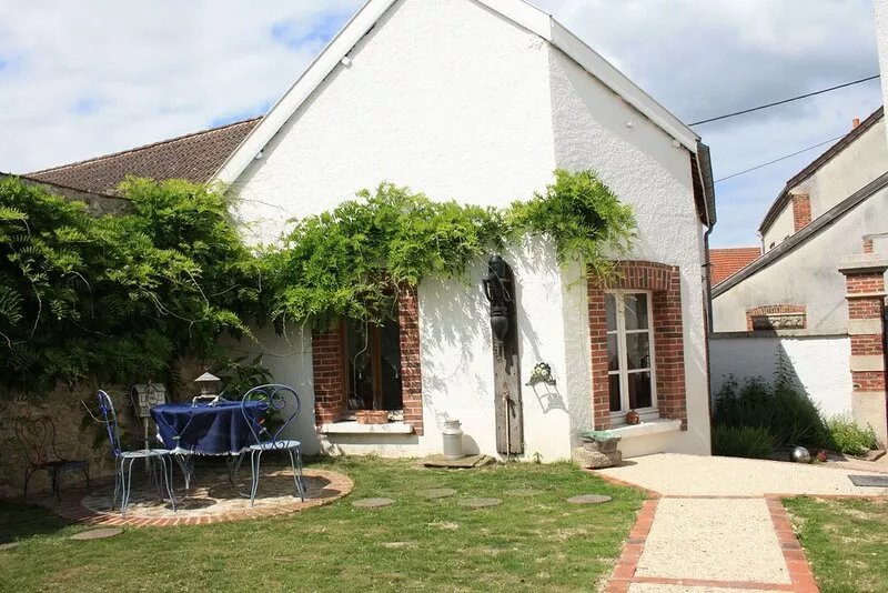 Typically Champagne house with enclosed courtyard garden and 7km from Epernay