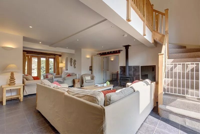 Long Barn - sleeps 14 guests  in 7 bedrooms