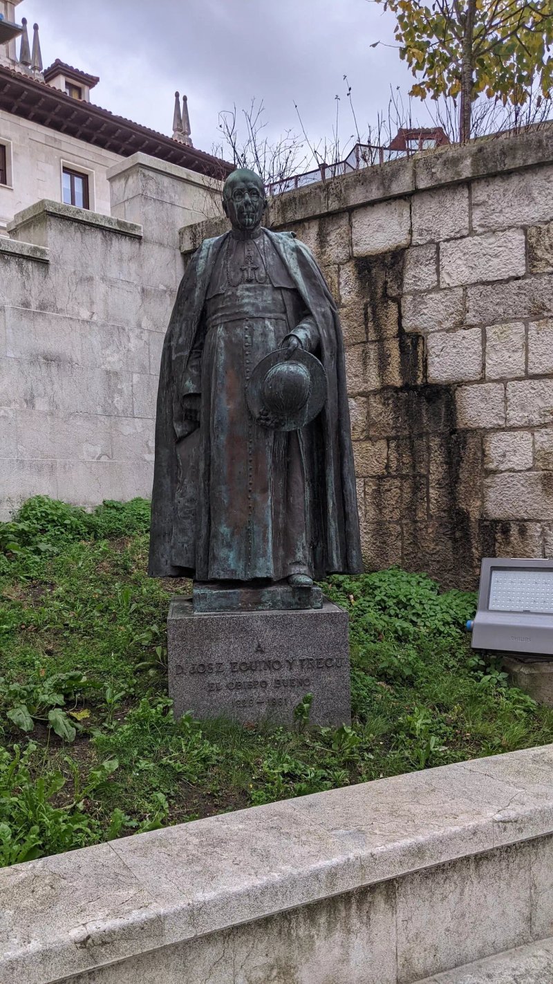 Escultura Obispo Eguino Y Trecu