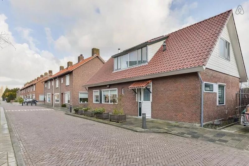 Spacious home, large sunny garden Halfweg. Sleeps max 4 adults + 2 children