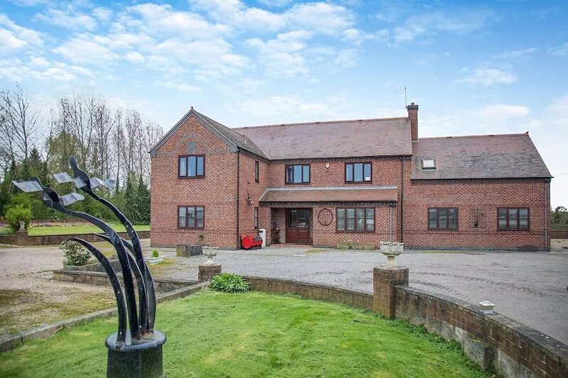 Great for large get together with snooker room, conservatory and large lawned
