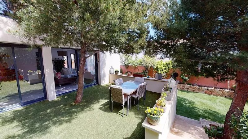Villa with pool and jacuzzi near the beach