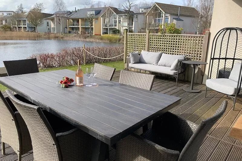 Am See Cotswold Haus mit Innen- / Außenpools, ideal für Familien und Freunde.