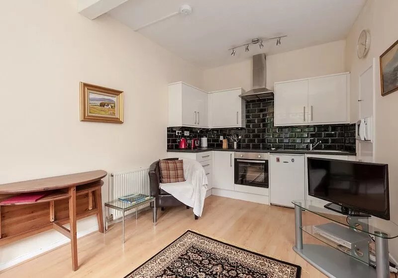 A charming one-bed apartment in the heart of Edinburgh's Old Town. Sleeps 4.