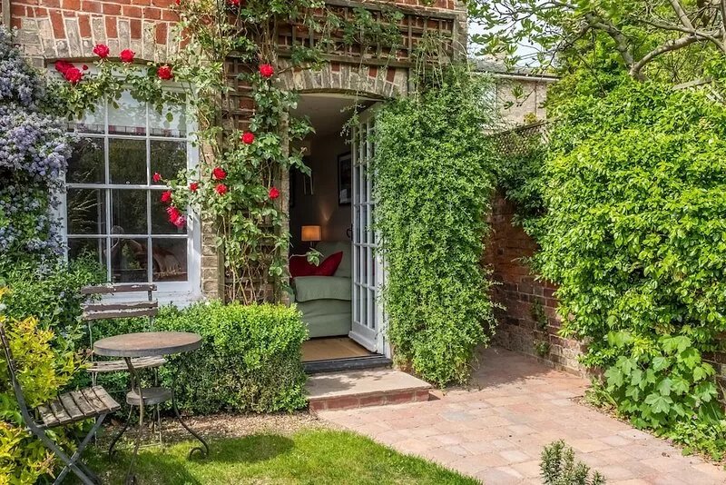 Adorable cottage with a log burner in heavenly village - Constable Lodge