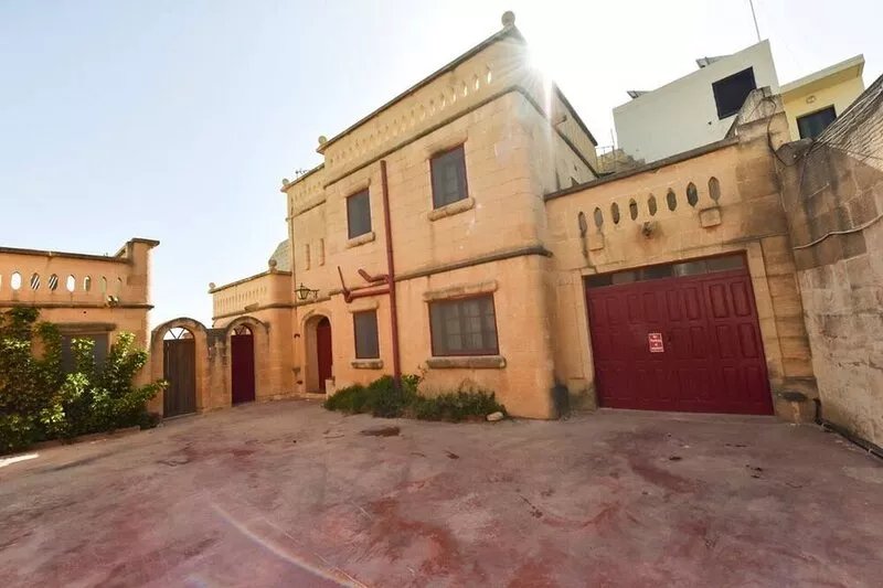 Farmhouse situated in a quiet area with spectacular seaview of Xwejni bay!