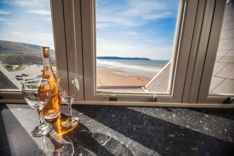 Lovely 2 bed apartment opposite main beach on Esplanade with fab seaviews !