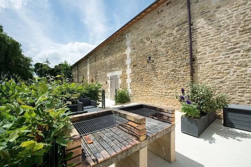 Large gîte with indoor swimming pool