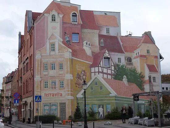 Mural - Opowiesc Srodecka z Trebaczem na Dachu i Totem w le