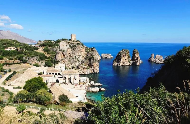 Lovely villa with splendid sea view and direct access to beach