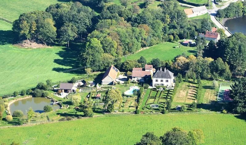 Large charming cottage **** 9 ha landscaped park with swimming pool, tennis