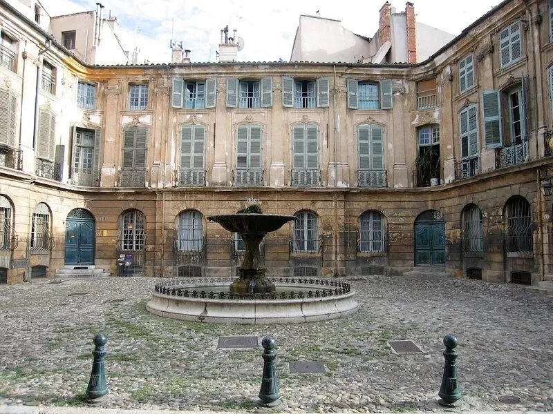 Contemporary deluxe apartment in the heart of AIX EN PROVENCE view Ste Victoire