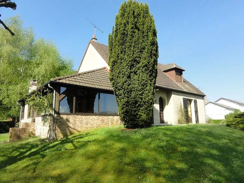 Large family house with shaded garden in the heart of the Loire Valley