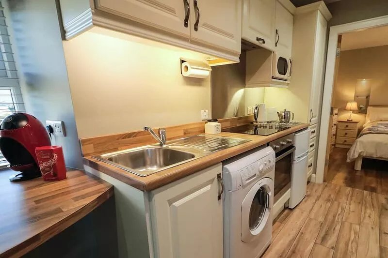LOUGH ISLAND REAVY COTTAGE, romantic in Kilcoo, Newry, County Down