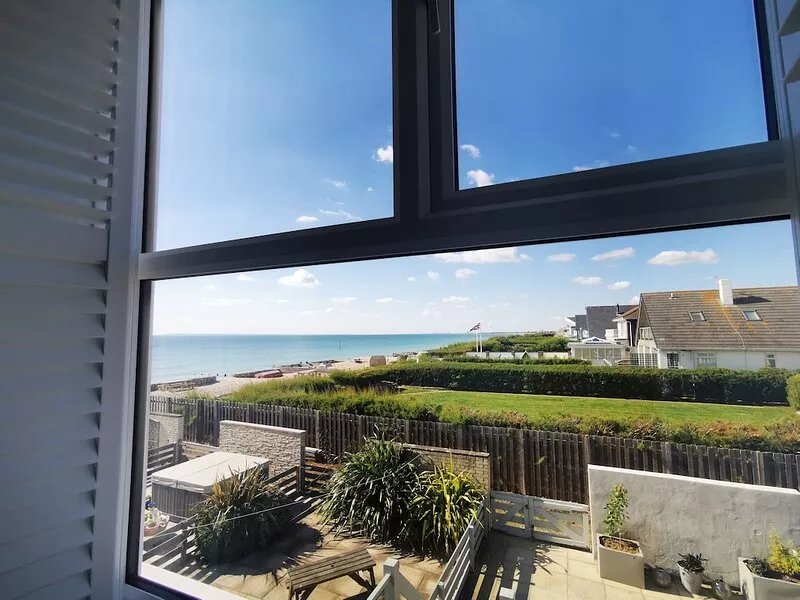 Sea View 3 bedroom seaside property