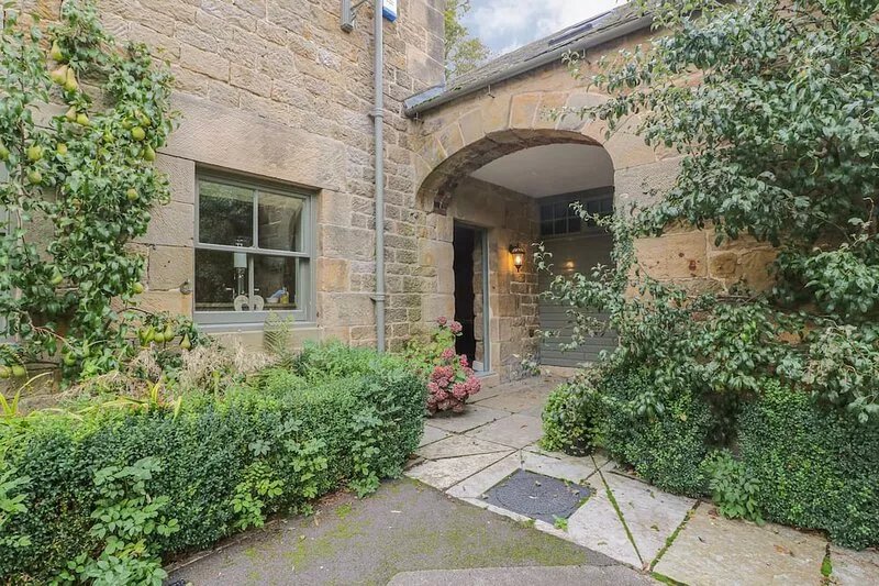 THE TACK ROOM COTTAGE, pet friendly, with a garden in Ashover