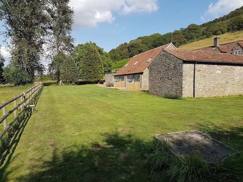 Dog & family friendly 2 bed barn conversion in country setting