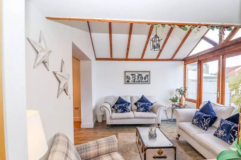 CHURCH VIEW COTTAGE, pet friendly, with hot tub in Doncaster