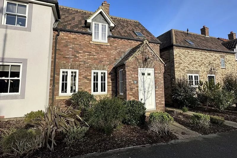 Stunning Coastal Cottage - Sleeping 5 in 2 Bedrooms - Pool and Beach Access