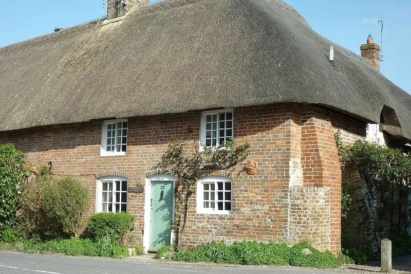 Cosy thatched cottage minutes from the sea, nestled in gentle rural countryside